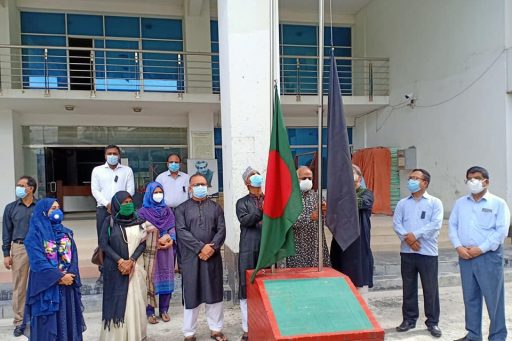 Hoisting the flags on National Mourning Day by RCMC Principal Prof Dr Shamsuzzaman (01)